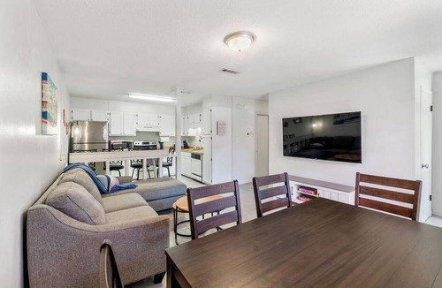 Gulf Breeze Apartment | Private Patio, King, Desk, Fenced Yard Access