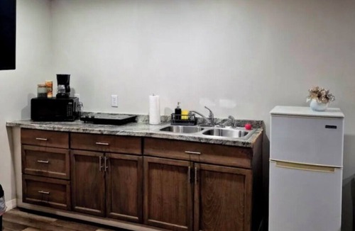 Embassy Hills Apartment | Private & Peaceful Suite | Fast WiFi | Patio | Close to Beaches & Downtown