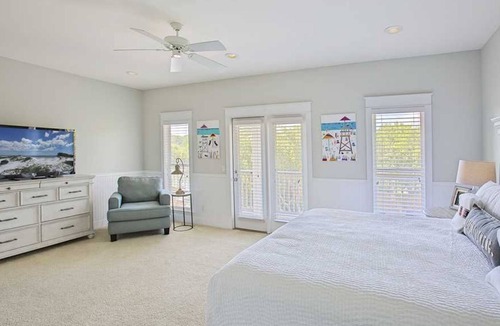 Village of Sugar Beach House | Private Pool ☀️ 600ft to Beach | Peek-a-boo Ocean View | Outdoor Shower | 4 Parking Spots ☀️