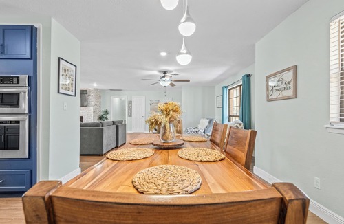 El Lago House | Private Pool Modern Elegant Contemporary Ranch-Style Home, 5 mins to NASA/Kemah