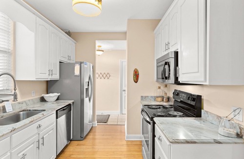 Hollywood Beach House | PRIVATE POOL, Spectacular Family Getaway, Backyard Oasis, Close to Beach!