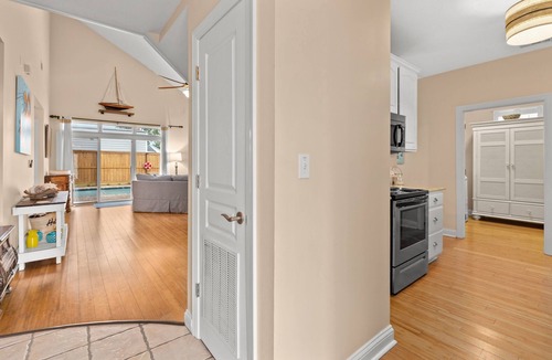 Hollywood Beach House | PRIVATE POOL, Spectacular Family Getaway, Backyard Oasis, Close to Beach!