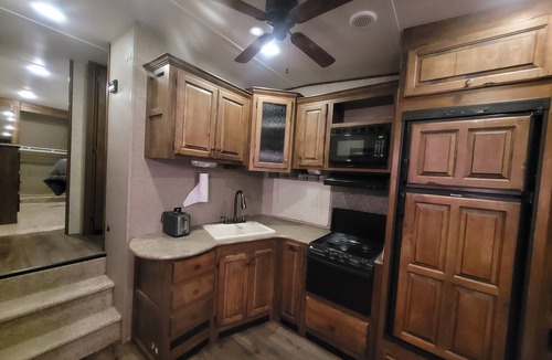 Wright House | Private Rustic Creekside RV+15 Min drive to Beach Fenced Parking Lot