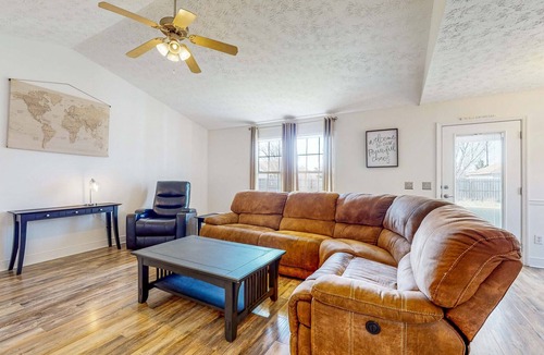Cedar Grove House | Private sunny stay with an enclosed yard