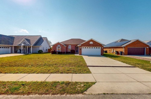 Cedar Grove House | Private sunny stay with an enclosed yard