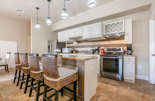 Faubourg Lafayette Apartment | Private 4BR Condo steps from St Charles Ave