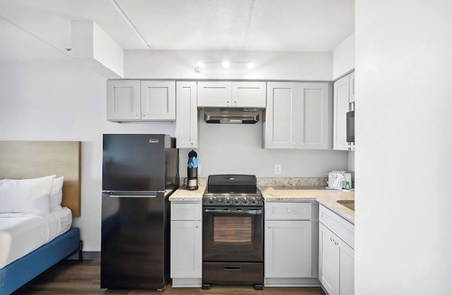 Fort Bay House | Proximity at its Best! Gulf View, Full Kitchen, Beachfront Property w/Pool!