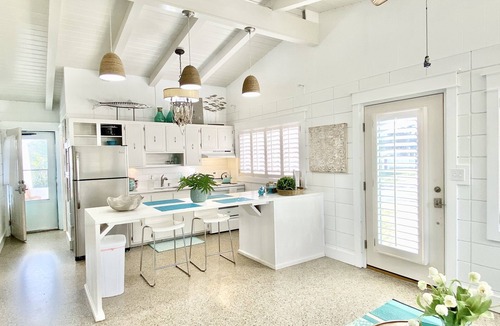 Laguna Beach Estates House | Pup Friendly Cottage~Just Remodeled ~4 Doors to the Beach! ~ August 20-23 Only $498!