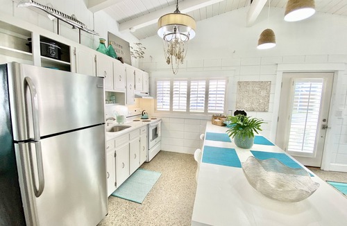 Laguna Beach Estates House | Pup Friendly Cottage~Just Remodeled ~4 Doors to the Beach! ~ August 20-23 Only $498!