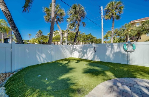 Holmes Beach House | Putting Green - Flip Flops Forever by SeaBreeze Vacation