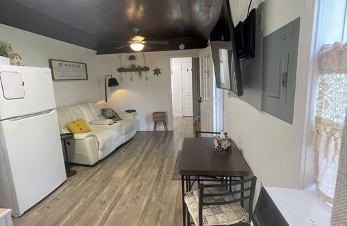 Houma Cottage | Quaint 1-bedroom cottage with AC in charming Houma.