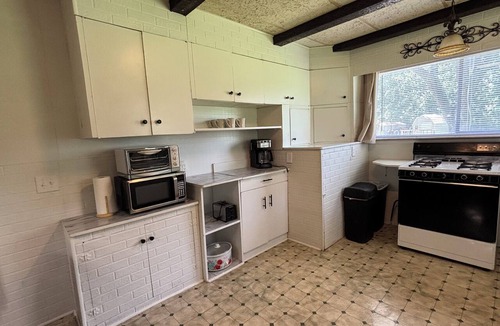 Hatton Cabin | Quaint 3-bedroom cabin with AC in welcoming Cove