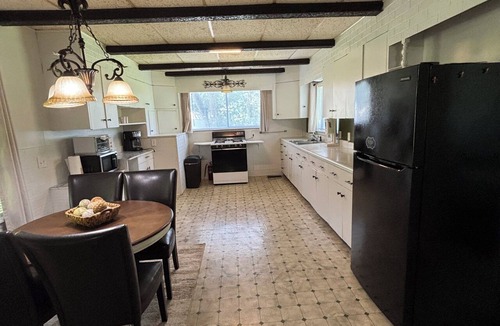 Hatton Cabin | Quaint 3-bedroom cabin with AC in welcoming Cove