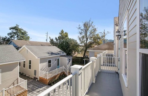 Faubourg Delassize Villa | Quaint Charm: NOLA Vintage Home near St. Charles