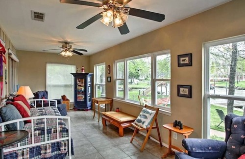 Gun Barrel City House | Quaint Cottage on Cedar Creek Lake