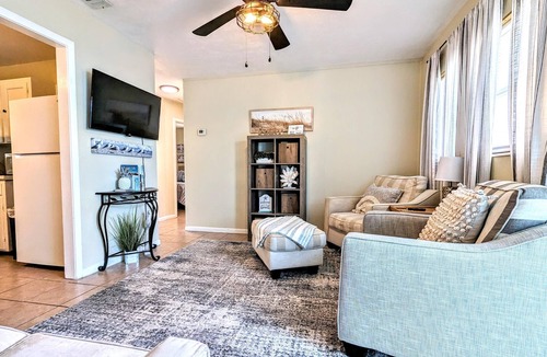 Crescent Beach Cottage | Quaint, Cute and Clean! Sleep 4 comfortably