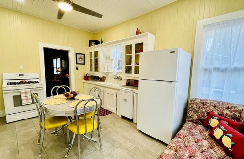 Lafayette Cottage | Quaint Cute Cottage Fully Equipped in Louisiana