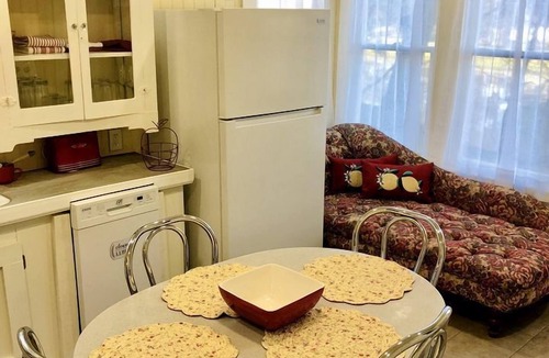 Lafayette Cottage | Quaint Cute Cottage Fully Equipped in Louisiana