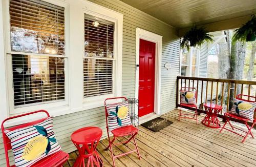 Lafayette House | Quaint Cute Cottage Fully Equipped in Louisiana