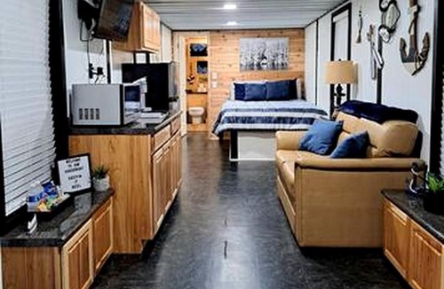 Uncertain House | Quaint Lakefront Cabin Incredible for Water and Outdoor Adventures in Texas
