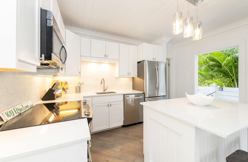 Historic Seaport House | Quaint, Quiet & Convenient - CasaBianca is The Perfect Old Town Sanctuary