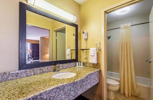 Port Allen Hotel | Quality Inn & Suites Baton Rouge West – Port Allen