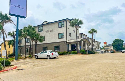 Beaumont Apartment | Queen Bed Accessible with Kitchenette Non-Smoking