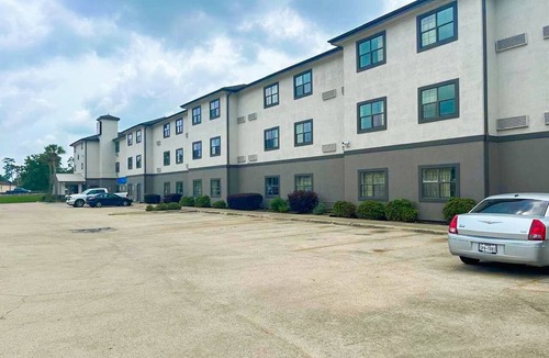 Beaumont Apartment | Queen Bed Accessible with Kitchenette Non-Smoking