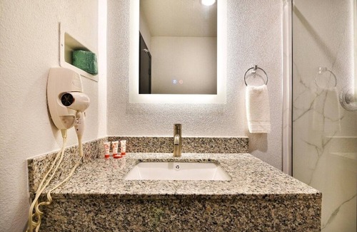 Shreveport Apartment | Queen Bed | Non smoking