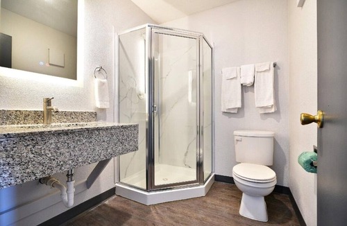 Shreveport Apartment | Queen Bed | Non smoking