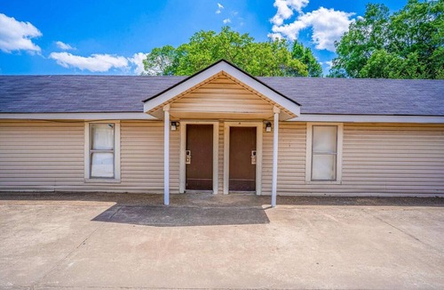 West Monroe Apartment | Queen Bed|Non-Smoking