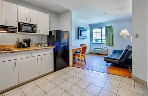 Sulphur Apartment | Queen Bed with Kitchenette Non - Smoking