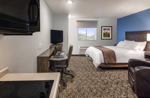 Jonesboro Hotel | Queen Bed with Recliner & Kitchenette | Free On-Site Parking | Near Museum