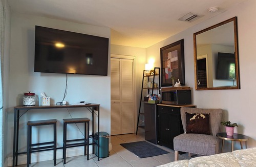 Wilton Manors House | Queen. Minutes to Wilton drive. Private entrance and bathroom