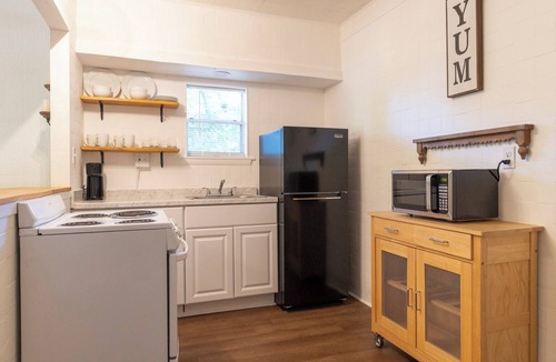 Benton Apartment | Quiet 1-bedroom corporate apartment in central Benton with AC, WiFi