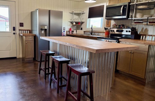 Mound House | Quiet 2-bedroom 2 bath Barndominium on the edge of Gatesville