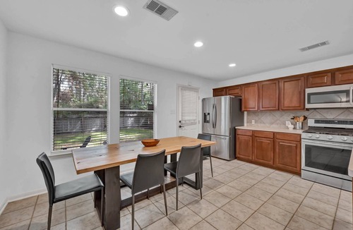 College Park House | Quiet 3BR Retreat Near The Woodlands | King Bed | Easy I-45 Access | Family Friendly
