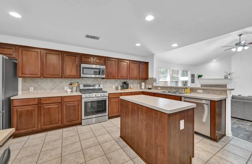 College Park House | Quiet 3BR Retreat Near The Woodlands | King Bed | Easy I-45 Access | Family Friendly