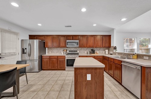College Park House | Quiet 3BR Retreat Near The Woodlands | King Bed | Easy I-45 Access | Family Friendly