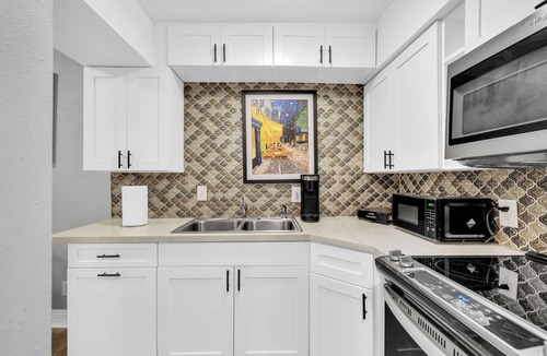 Metairie Condo | Quiet/Clean-Near every typre of eatery imaginable!