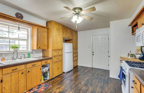 Corsicana House | Quiet Farmhouse Retreat in Corsicana
