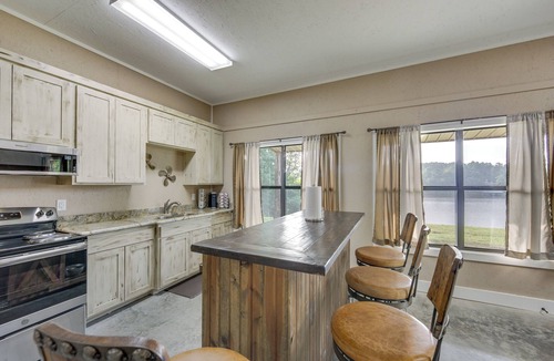 Gladewater House | Quiet Lake Gladewater Getaway w/Dock & Kayaks!