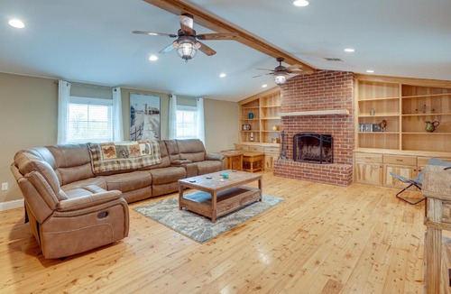 Lawson House | Quiet Marion Getaway with Fireplace!