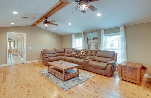 Lawson House | Quiet Marion Getaway with Fireplace!