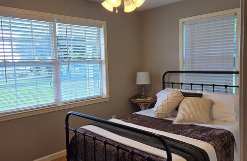 Groveoak House | Quite, cozy farmhouse in the country near Albertville,