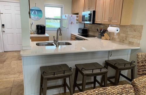 Sunnyside Condo | Ramsgate Harbour 21- Beach Front, Best Views, No Crowds, Beach Service included!
