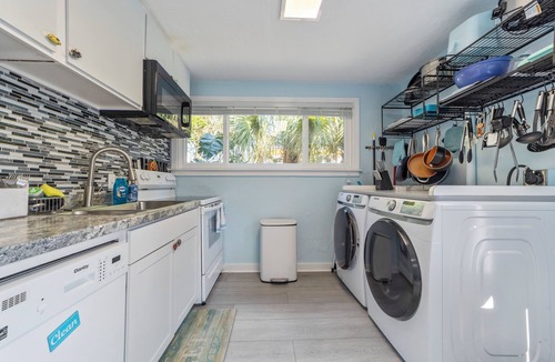 South Peninsula Historic District House | Rare Find 3 Bedroom, Ocean Steps Away, 3+ Parking, Walkable Restaurants