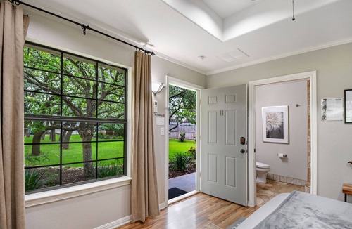 Crawford House | RARE FIND! Private Suite on Country Retreat Covered with Trees PLUS POOL!