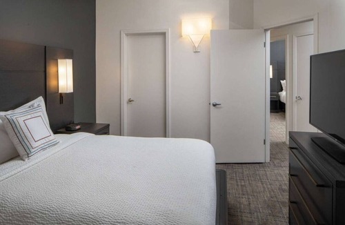Arts/Warehouse District Hotel | Rare Find! Stylish and Pet-friendly 2BR Suite, Private Kitchen, Free Breakfast!