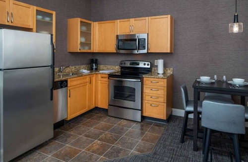Arts/Warehouse District Hotel | Rare Find! Stylish and Pet-friendly 2BR Suite, Private Kitchen, Free Breakfast!